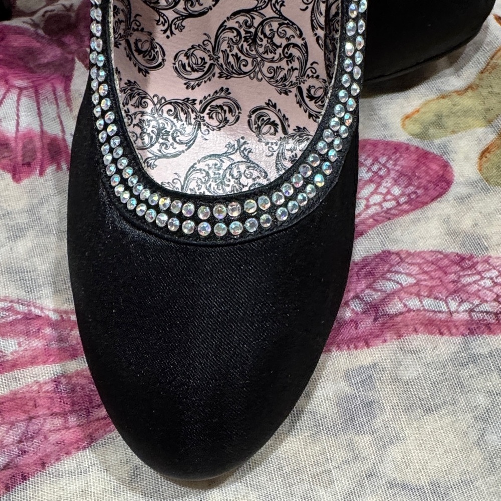 Bordello Rhinestone Trim Black Pumps Heels Size 6 Glam Stiletto NWT - Picture 3 of 5